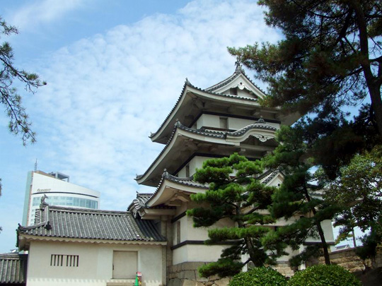 玉藻公園内の月見櫓